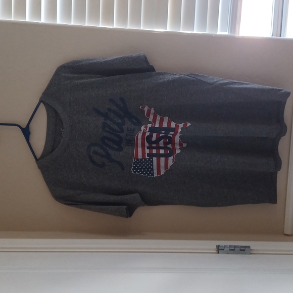 - Woman's shirts - Picture 1 of 2